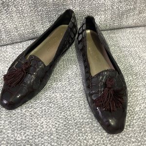 Magdesians of CA - Vintage 7.5 Eggplant crocodile print leather flats w/tassel.